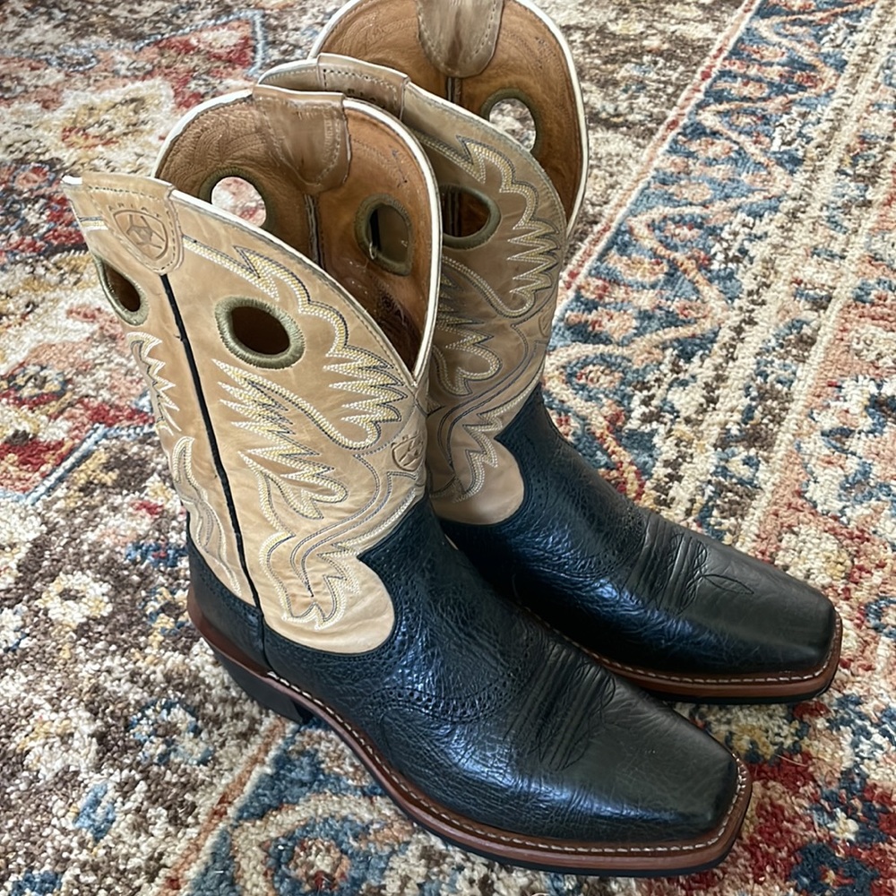 Ariat Heritage Roughstock ATS Buckboard Black l/Earth Square Toe Boots - Size 9